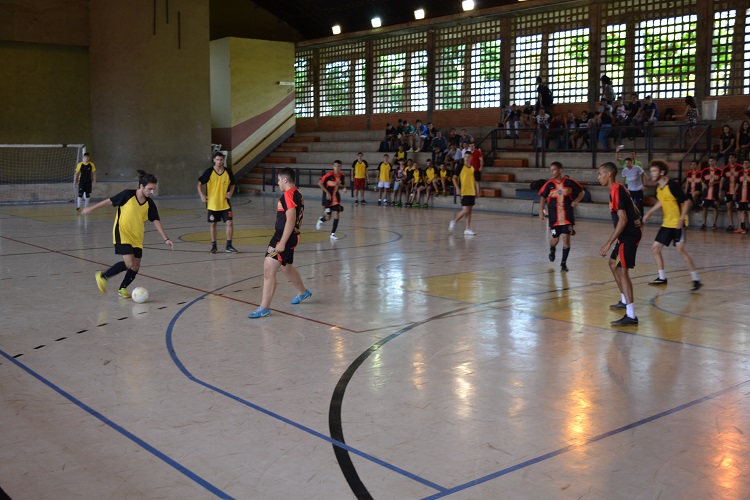 Disputa iniciou com partida de futsal masculino entre Eletrotécnica e Telecomunicações